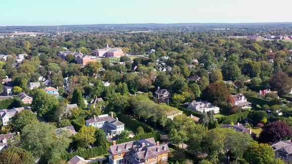 Panoramic view of a residential area with villas, Long Island, USA. alt