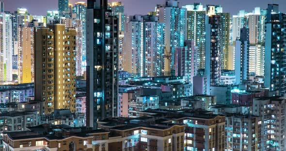 Crowded City With Lights Turning On And Off at Midnight. Night-Scape Urban Metropolis  alt