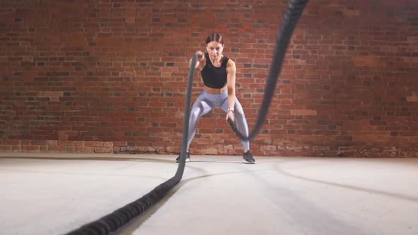 Female Crossfit Instructor Proves That Training Ropes Are a Very Dynamic Workout alt