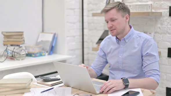 Businessman Video Call at Work alt