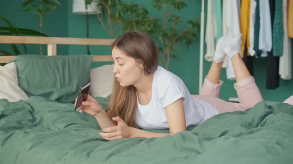 A Student Sits on Social Networks with the Help of Gadgets Feels a Headache alt