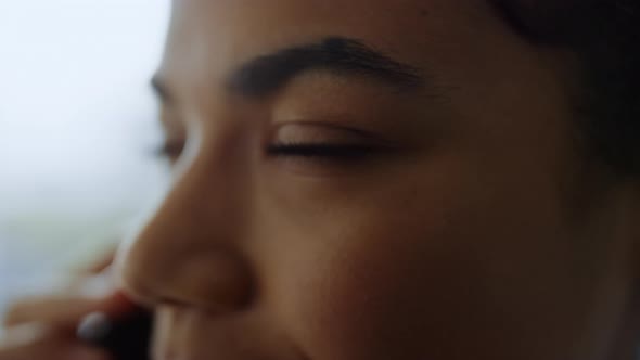Afro Businesswoman Face Talking on Smartphone alt