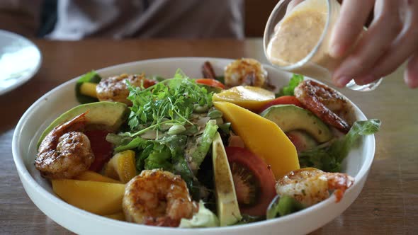 Avocado grilled shrimp mango summer salad dish 4K