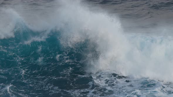 Huge Wave with White Foam in the Ocean alt