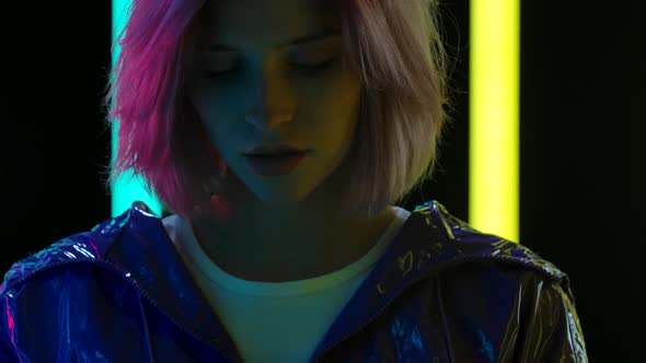 Portrait Young Stylish Woman Is Texting Her Smartphone alt