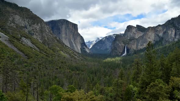 Timelapse of tunnel view Yosemite valley daytime, California USA alt