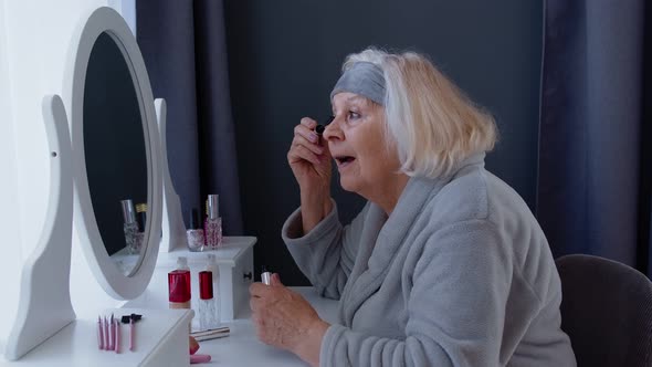 Old Senior Woman Grandmother Applying Eyelash Mascara, Putting Makeup On, Taking Care of Skin alt