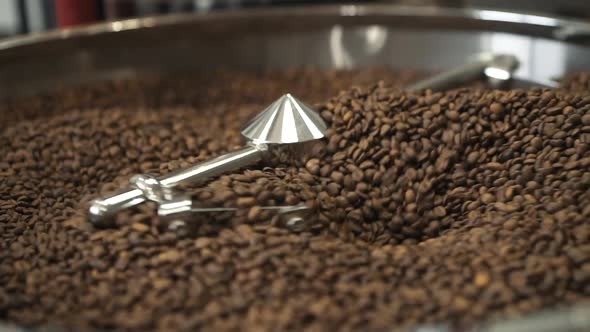 Process of Mixing and Grinding Roasted Coffee Beans with Equipment. Slowly alt