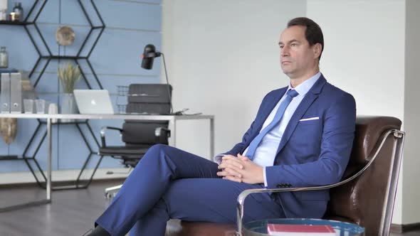 Pensive Middle Aged Businessman Thinking in Office alt