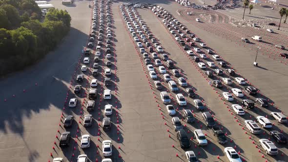 Aerial shot of cars at a testing site to receive the Coronavirus vaccine alt