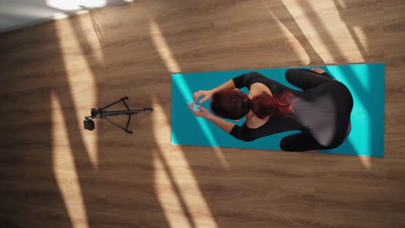 Slender Woman is Broadcasting a Workout Online By Filming a Video on Her Phone alt