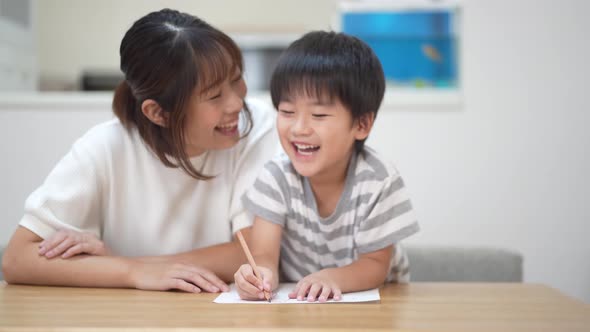 Parent and child drawing a picture alt