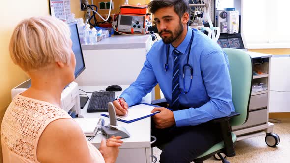 Patient consulting a doctor alt