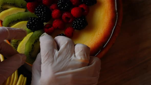 Arrange the Apple and Kiwi Slices on the Cheesekake alt