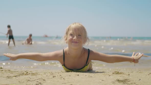 Happy Child Girl Having Fun at the Beach. Summer Vacation Concept. alt
