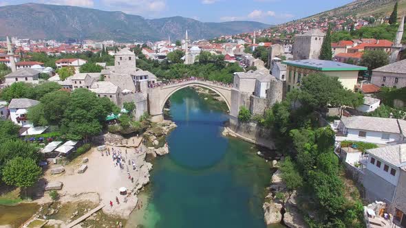 Crowd watching people jumping of the bridge in Mostar alt