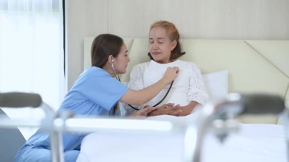 The doctor is doing a preliminary examination to monitor the symptoms of an elderly patient alt