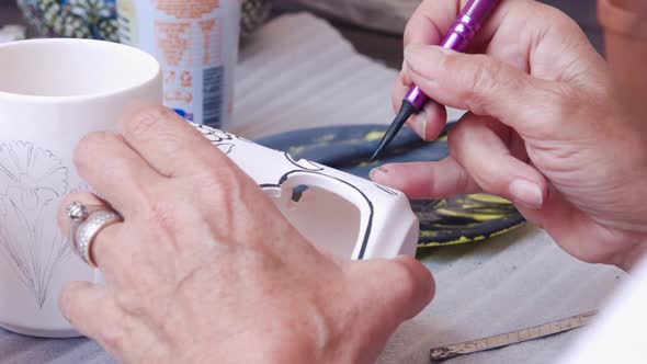 Turkish tile art. Turkish tile master painting. alt