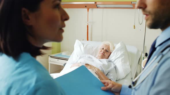 Doctors interacting with each other alt