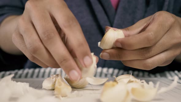 Peeling garlic cloves alt