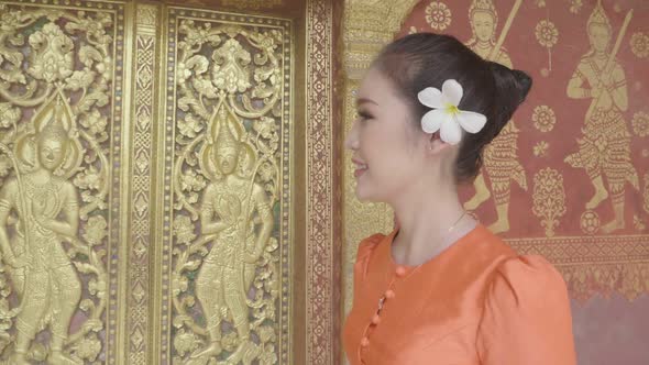 Asian Girl Wearing Traditional Dress Walk Around Temples alt