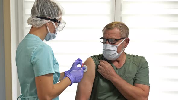 Nurce Inject Vaccine Shot To Elredy Patient. Iimmunity Stimulation To Minimise Risk of Coronavirus alt