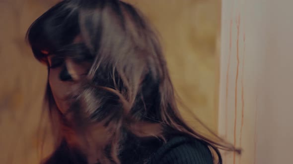 Woman shake her head alt