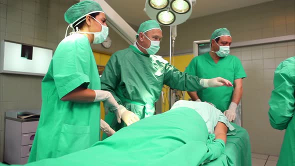 Surgical team around a patient alt