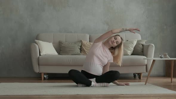 Fitness exercise of pregnant mother to maintain tummy tone