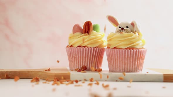  Grains falling on Easter cupcakes