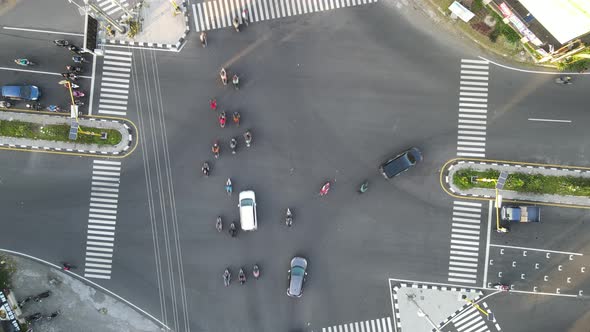 Drone shot on the street with intersections and cars. alt