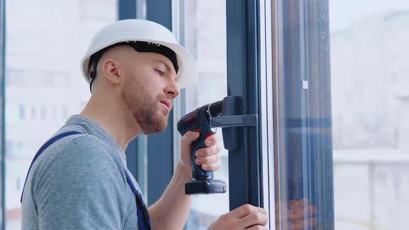Master in a Helmet and a Screwdriver Installs Windows alt