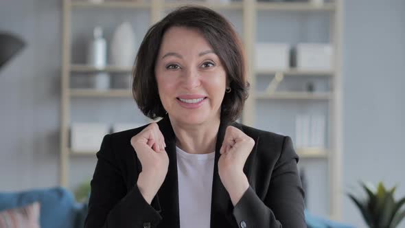 Portrait of Happy Amazed Old Businesswoman, Surprise alt