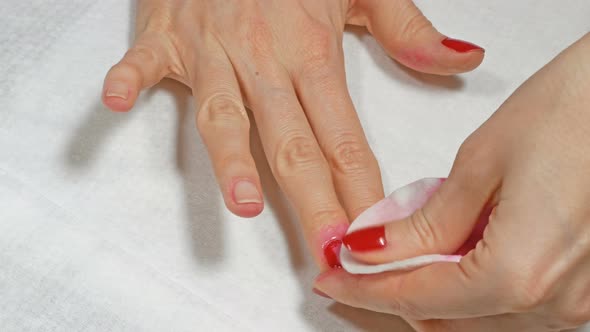 Woman Removes Nail Polish on Her Own alt