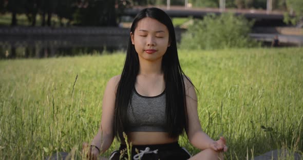Young Asian Woman Was Sitting in Yoga in the Garden She Was Relaxed and Enjoyed the Workout alt