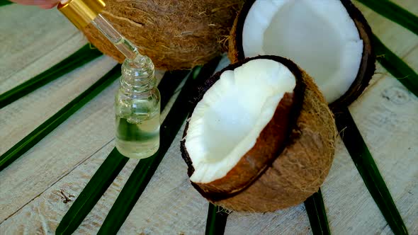 Coconut Oil in a Bottle for Spa Treatments alt