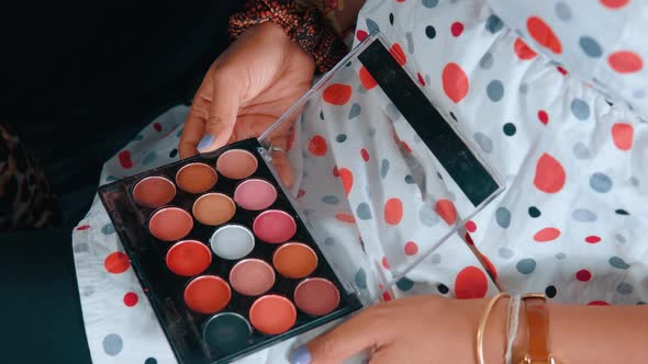 Woman hold in her hands make up palette alt
