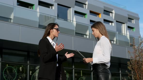 Meeting Of Two Young Businesswomen alt