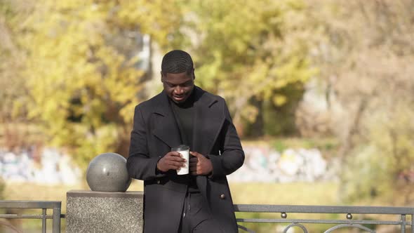 Coffee to Go Takeaway Drink Autumn Man Park alt