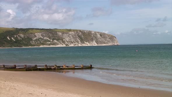 Sandy beach and white cliffs at Swanage Bay in the coastal town of Swanage in the county of Dorset i alt