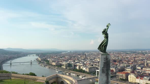 Liberty Satue On The Gellért Hill alt