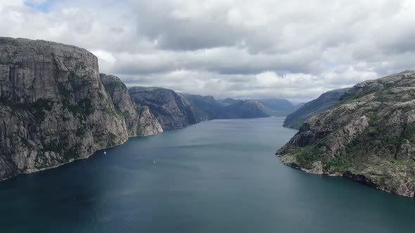 Cloudy Day in the Mountains with a River in Between Them Nature of Norway alt