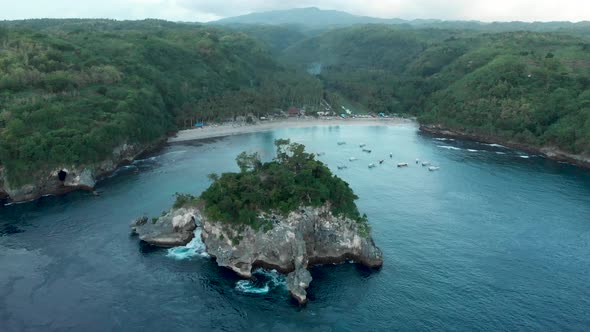 Crystal Bay Beach on Nusa Penida Island, Bali, Indonesia alt