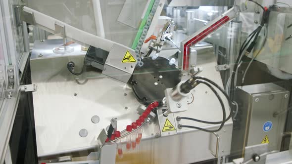 Automated manufacturing of Covid-19 test tubes in a clean room alt