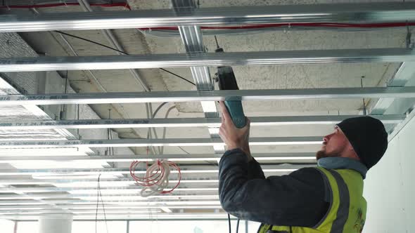 A Master Who Drills a Hole in the Ceiling with a Drill alt