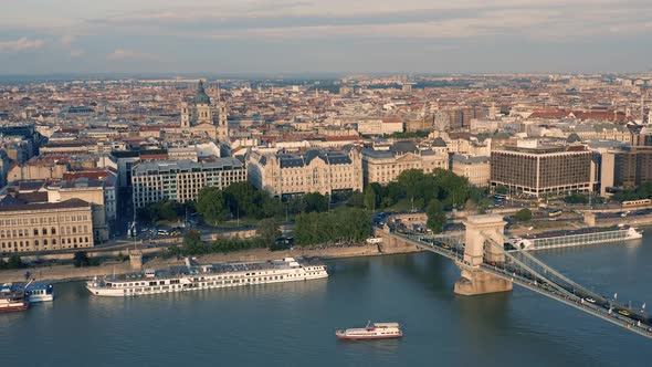 Chain Bridge and St. Stephen's Basilica in Budapest alt