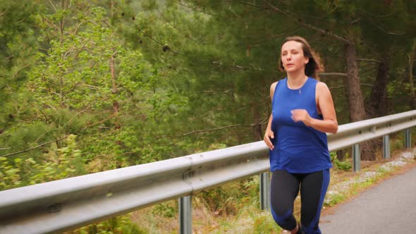 Chubby woman running to lose weight. alt