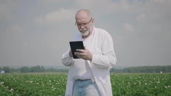 Agronomist Using A Digital Tablet alt