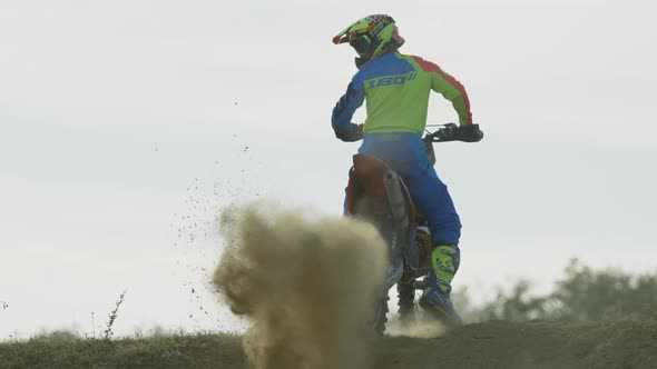 Motocross driver leaving dust behind alt