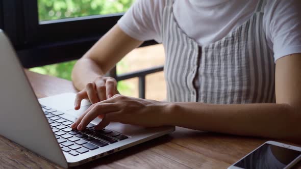 Female freelancer in cafe alt